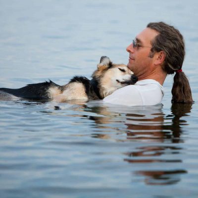 Peut-on nager et se baigner avec son chien ?