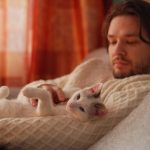 Pourquoi mon chat dort sur moi ?