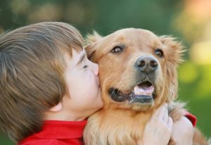 Chiens et enfants : comment construire une relation harmonieuse dès le départ