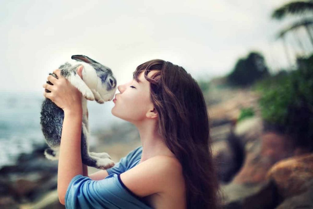 Une femme qui tient un lapin qu'elle vient d'adopter