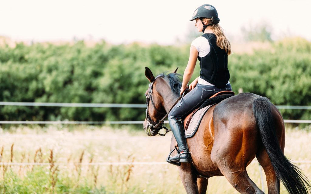 Femme sur son cheval