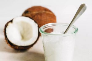 Huile de coco pour chien : bienfaits et utilisations