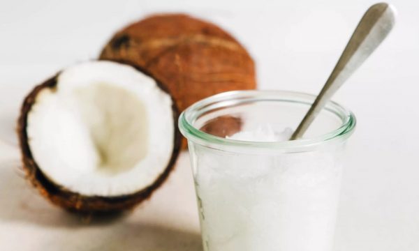 Huile de coco pour chien : bienfaits et utilisations