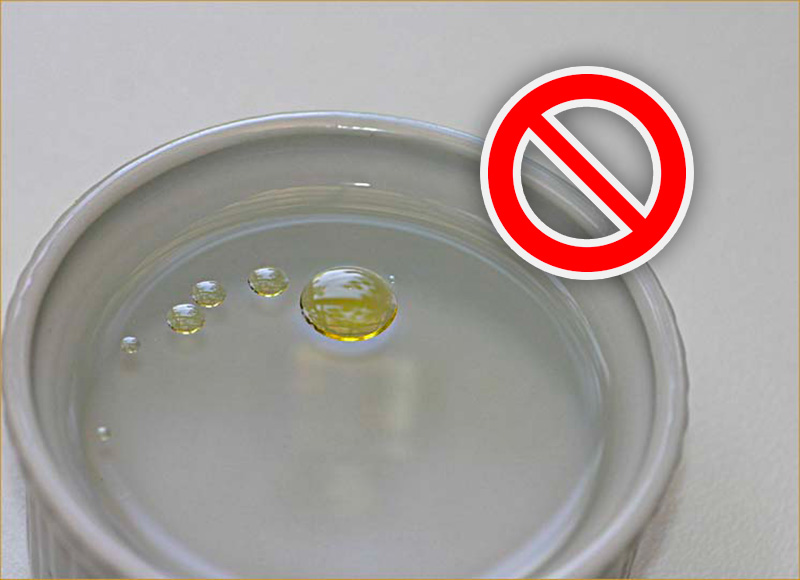 goutte huile dans gamelle d'eau