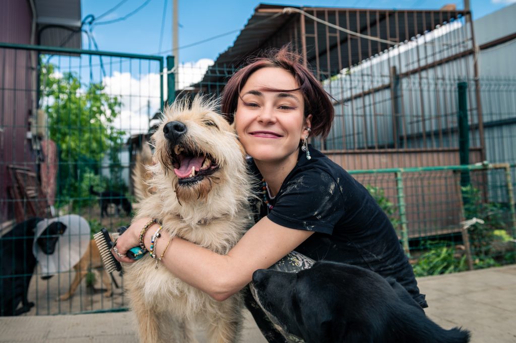 Femme avec un chien dans un refuge pour animaux