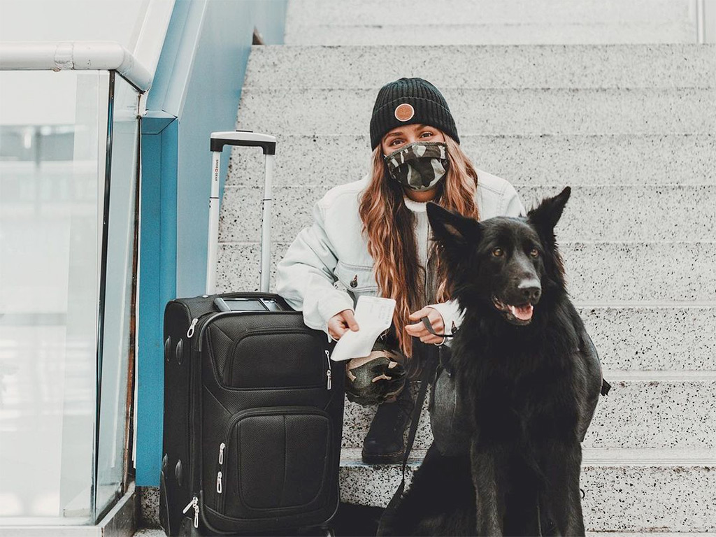 toutou avec sa maîtresse à l'aéroport